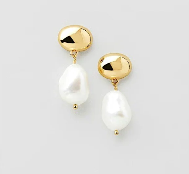 Moderne Brautohrringe mit großer Barock-Perle und organischem Gold-Stecker. Trendiger Brautschmuck im Clean-Girl Look, einzigartige Ohrringe für die Braut.