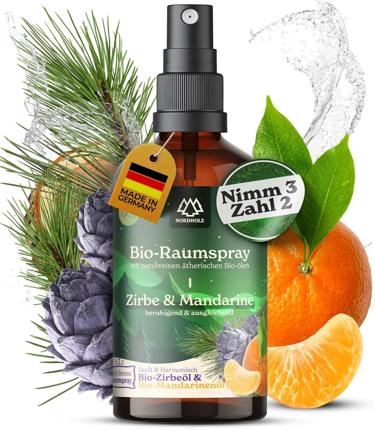 Nordholz Bio-Raumspray "Zirbe & Mandarine" mit Sprühkopf, umgeben von Zirbenzapfen, einer halben Mandarine und Wassertropfen.