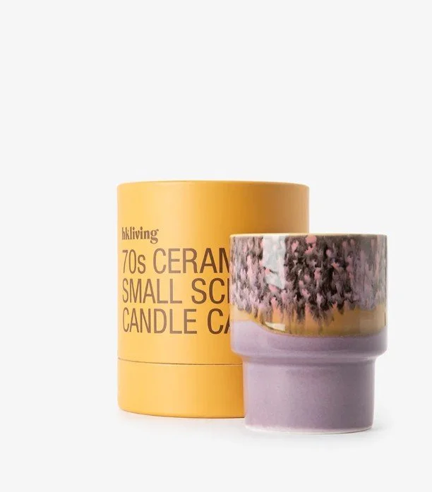 Die kleine "Cape Town"-Duftkerze aus der 70's Ceramics-Kollektion von HK Living holt dir dank frischer Salbei-, warmer Zedernholz- und edlen Rosenblatt-Noten die lebendigen Vibes von Cape Town direkt nach Hause. Die wunderschöne Kerze ist nicht nur e