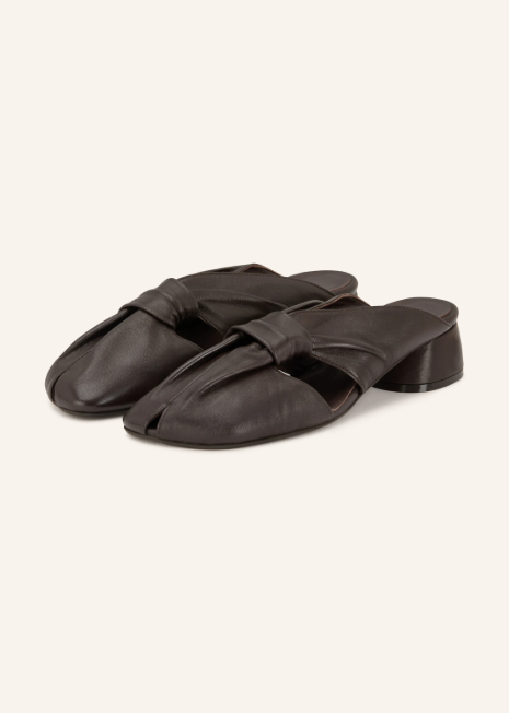 Dunkelbraune Mules aus weichem Leder mit einem dekorativ geknoteten, drapierten Riemen über dem Spann und einem niedrigen Blockabsatz