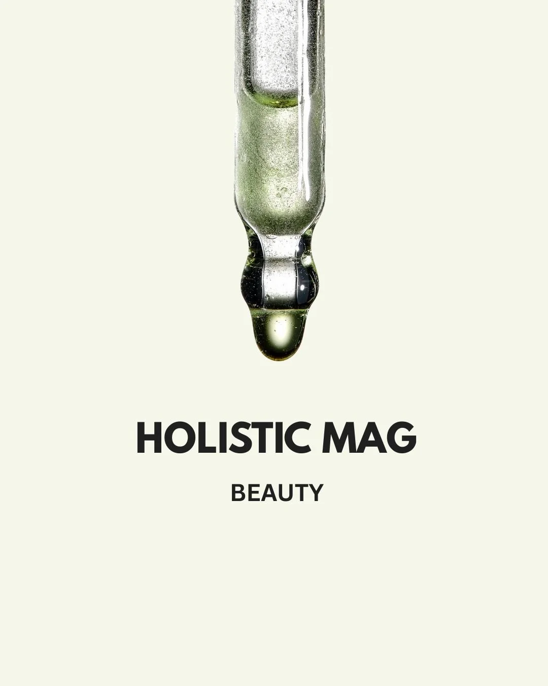 Nahaufnahme einer Pipette mit grünlichem Serumtropfen vor cremefarbenem Hintergrund, darunter der Schriftzug HOLISTIC MAG Beauty