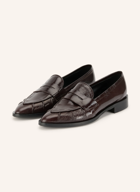 Dunkelbraune, spitz zulaufende Penny-Loafer in glänzender Lackoptik.