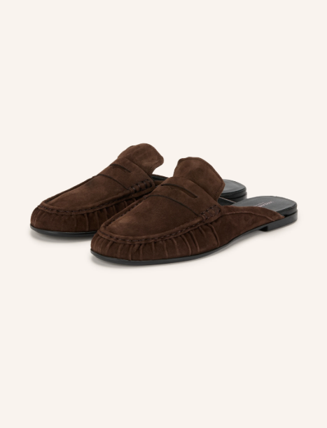 Dunkelbraune Veloursleder-Mules im Stil klassischer Penny-Loafer mit markanter Mokassin-Naht und gerafftem Leder am Zehenbereich