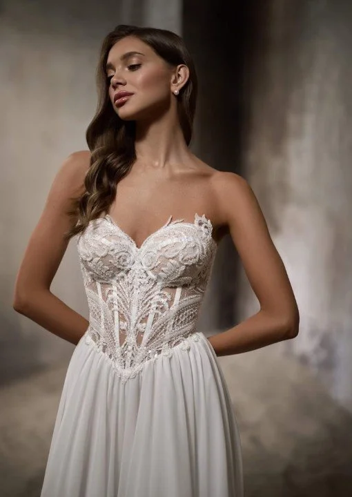 Trägerloses Brautkleid mit aufwendig verzierter, transparenter Korsage (Boned Bodice) und schlichtem, fließenden Rock.