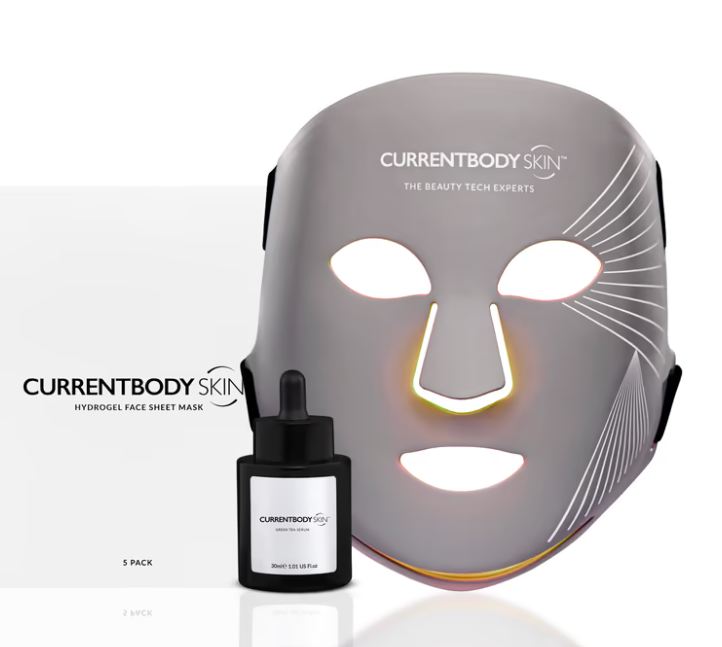 CurrentBody Skin LED-Gesichtsmaske in Silber mit Aussparungen für Augen, Nase und Mund und schimmerndem Lichtrand, daneben eine Serum-Tropfflasche und eine Verpackung mit Hydrogel-Pads im 5er-Set.