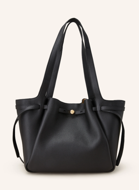 Schwarze Shopper-Handtasche aus genarbtem Leder mit zwei langen Trageriemen. Die Vorderseite fällt in weiche Falten, verziert mit einem schmalen Riemen und goldenem Knopf.