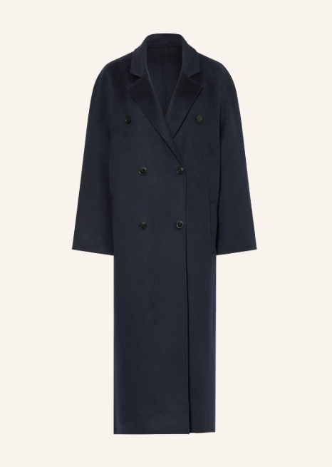 Ein langer, dunkelblauer Wollmantel in lässiger Oversize-Passform mit überschnittenen Schultern und klassischem Reverskragen. Die elegante zweireihige Knopfleiste und die weiten Ärmel runden das puristische, minimalistische Design stilvoll ab.