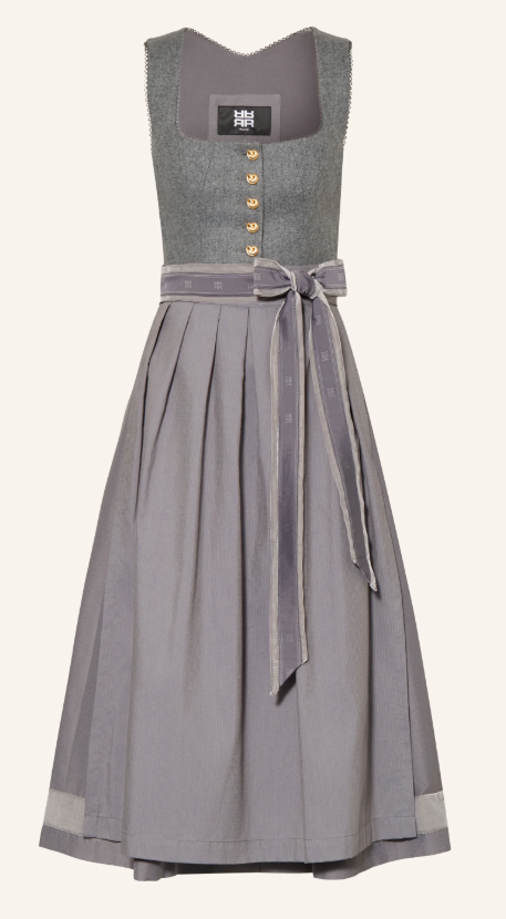 Dirndl mit graumeliertem Woll-Mieder, quadratischem Ausschnitt und goldenen Knöpfen, dazu ein plissierter grauer Rock mit gestreiftem Bandbesatz und gebundener Schleife.