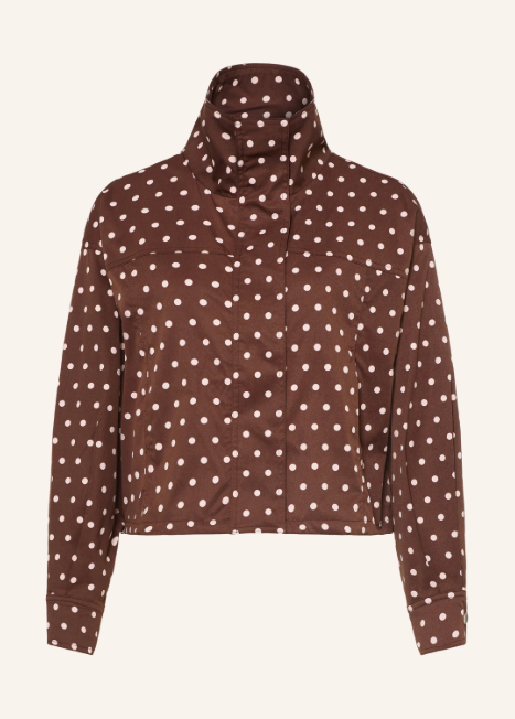 Braune, langärmlige Jacke mit weißen Punkten und hohem Stehkragen.