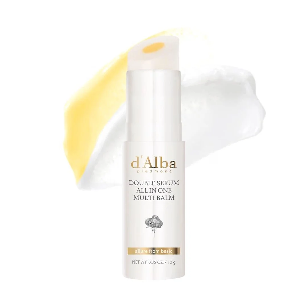 d'Alba Piedmont Double Serum All in One Multi Balm: weißer Pflegestick mit Trüffel-Symbol, dahinter ein gelber und weißer Textur-Swipe
