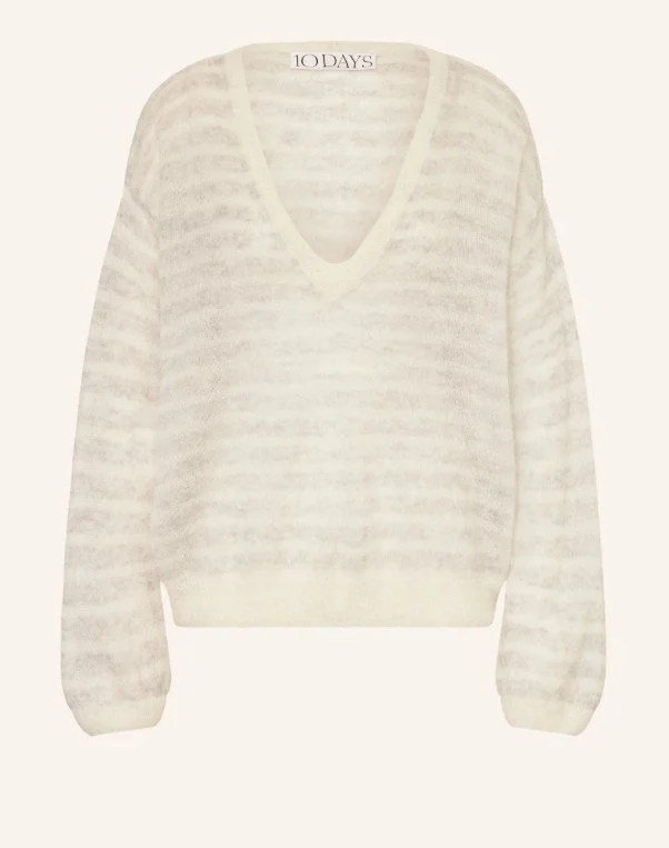 Lässiger Strickpullover mit V-Ausschnitt in der Trendfarbe 2026 „Cloud Dancer“. Der weiche Pullover (Marke 10DAYS) besticht durch sein dezentes Streifenmuster und die flauschige Textur – ein vielseitiges Basic für entspannte Alltags-Looks.