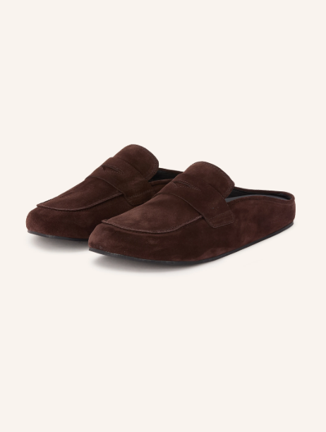 Dunkelbraune, flache Mules aus Veloursleder im klassischen Penny-Loafer-Stil.