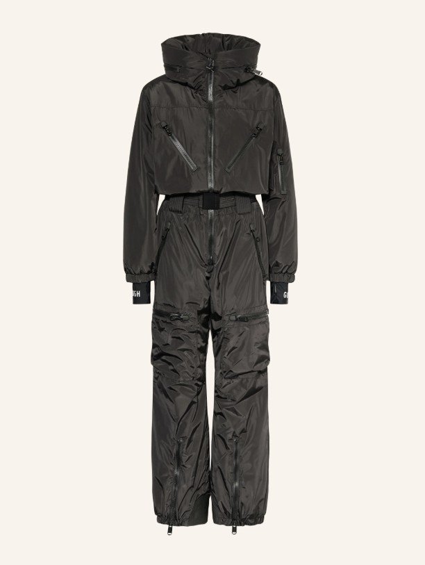 Goldbergh Skioverall in Schwarz im Cargo-Stil. Coole Silhouette wie Jacke plus lockere Hose, viele Taschen und Reißverschlüsse — das perfekte One-Piece für trendige Ski-Outfits.
