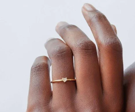 Zarter Herzring aus Gold an der Hand – romantisches Valentinstag Geschenk für sie mit zeitloser Eleganz und emotionaler Bedeutung.