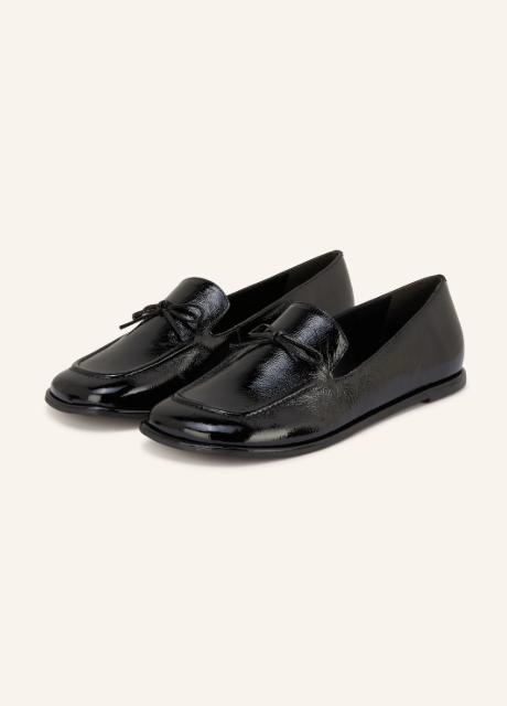 Schwarze Lackleder-Slipper mit flacher Sohle und feiner Zierschleife.