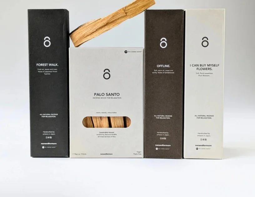 Vier stilvolle Verpackungen für Räucherstäbchen und Palo Santo von Sacred Elephant, mit den Duftvarianten „Forest Walk“, „Offline“, „I Can Buy Myself Flowers“ und „Palo Santo“.