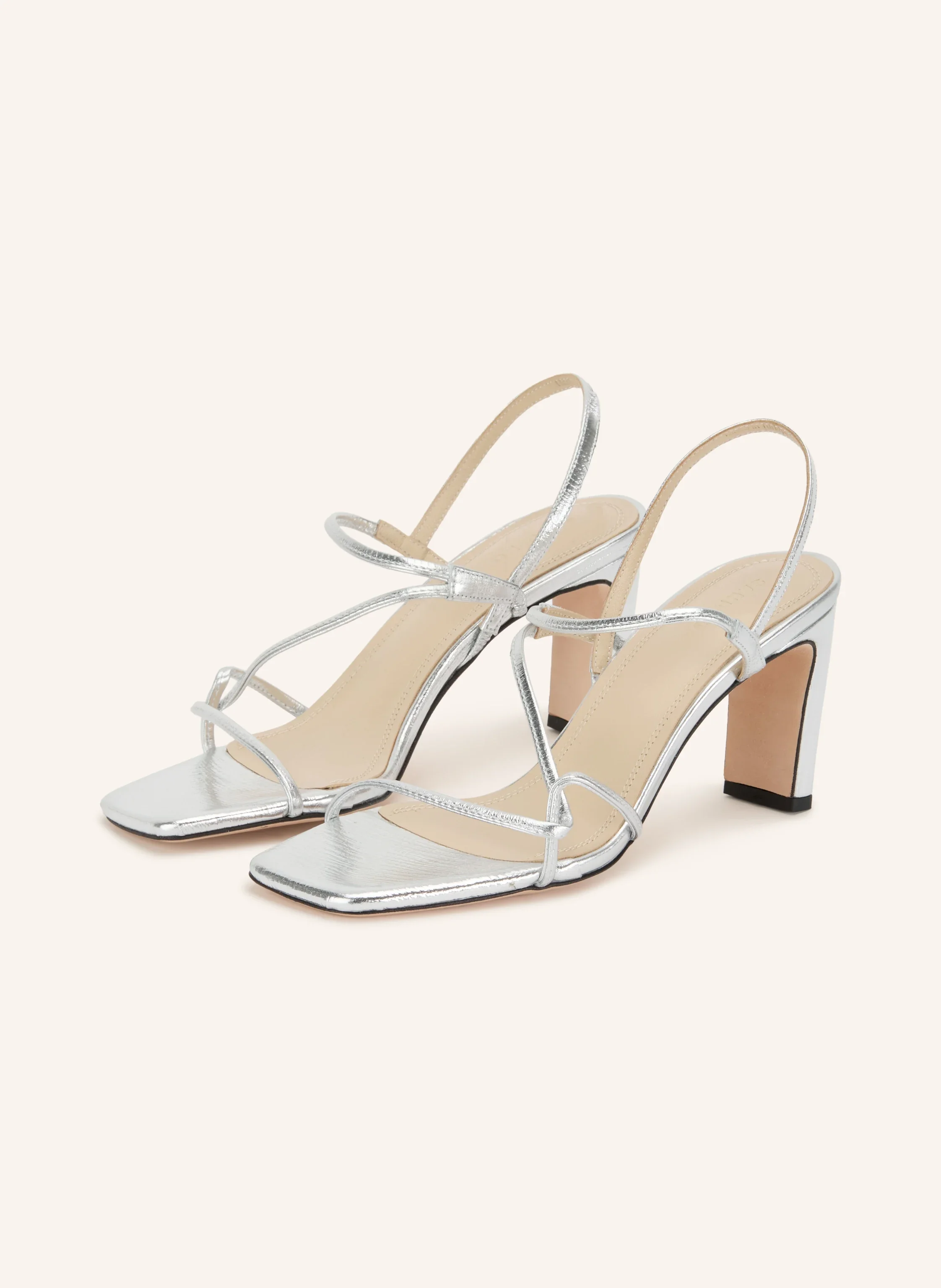 Elegante silberne Brautsandalen mit Blockabsatz, filigranen Riemchen und modernem Square-Toe-Design, zu sehen in brautschuhe-12.webp.