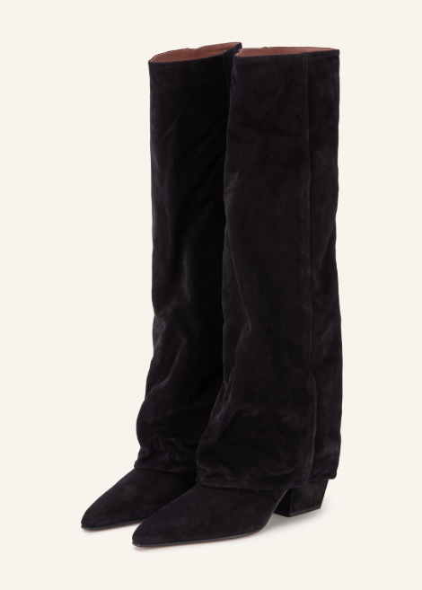 Ein Paar hohe, schwarze Wildlederstiefel mit spitzer Kappe, niedrigem Blockabsatz und einem weiten, geschoppten Schaft.