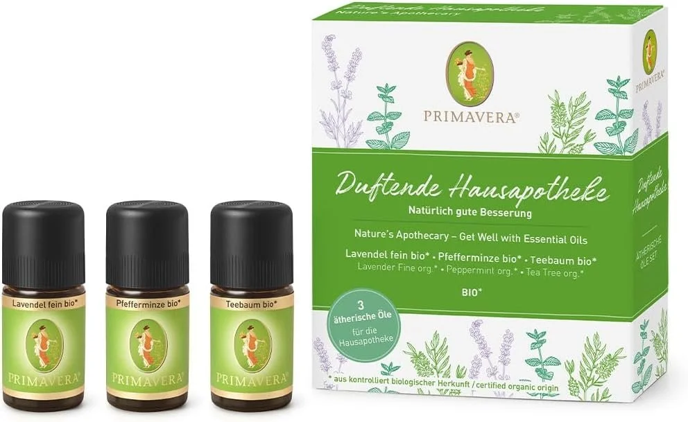 Geschenkset "Duftende Hausapotheke" von Primavera. Weiß-grüner Karton mit Pflanzenmotiven, daneben drei kleine braune Fläschchen: Lavendel fein bio, Pfefferminze bio und Teebaum bio.