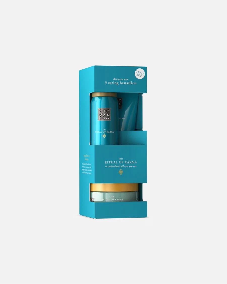 Türkisfarbenes Geschenkset „The Ritual of Karma“ von Rituals. Die aufrechte Box mit Sichtfenstern enthält drei Pflegeprodukte: Duschschaum, Cremetiegel und eine Tube.