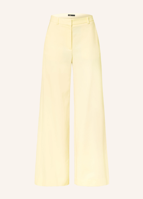 Hellgelbe Stoffhose mit weitem Bein und normaler Bundhöhe vor hellem Hintergrund. Klassische Damen Stoffhose mit verdecktem Verschluss, Bundfalten und Gürtelschlaufen. Gerade Passform mit weitem, fließendem Beinverlauf.