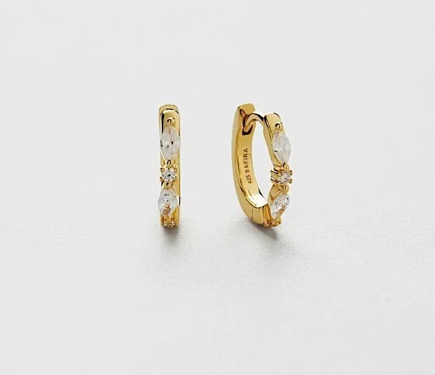 Kleine goldene Creolen (Huggies) besetzt mit Zirkonia-Kristallen im Marquise-Schliff (Blattform). Romantischer, funkelnder Brautschmuck von Safira, ideal als elegante Brautohrringe.