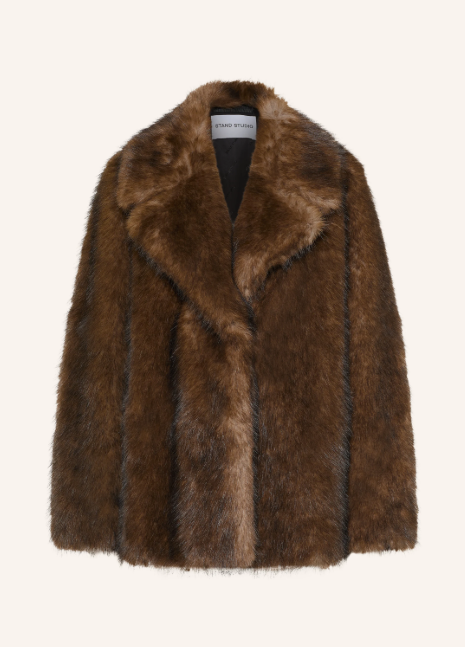 Braune Jacke aus flauschigem Kunstfell mit breitem Reverskragen vor hellem Hintergrund. Kurze Damenjacke in warmer Felloptik mit vertikalen dunklen Streifen und verdecktem Verschluss.