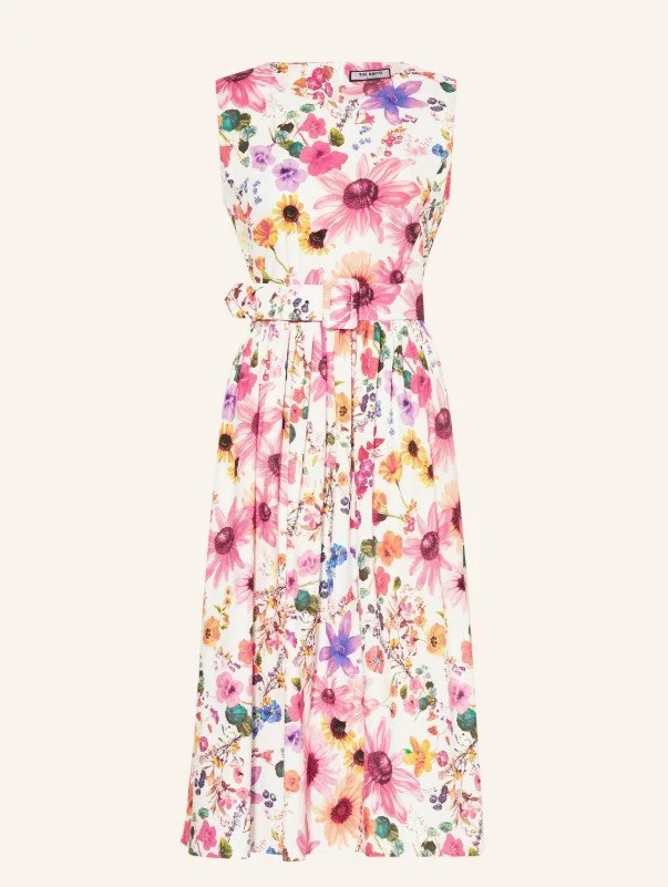 Midi-Kleid mit buntem Blumenmuster in Pink und Gelb mit passendem Gürtel - Fröhlicher Sommer-Trend für Hochzeitsgäste 2026