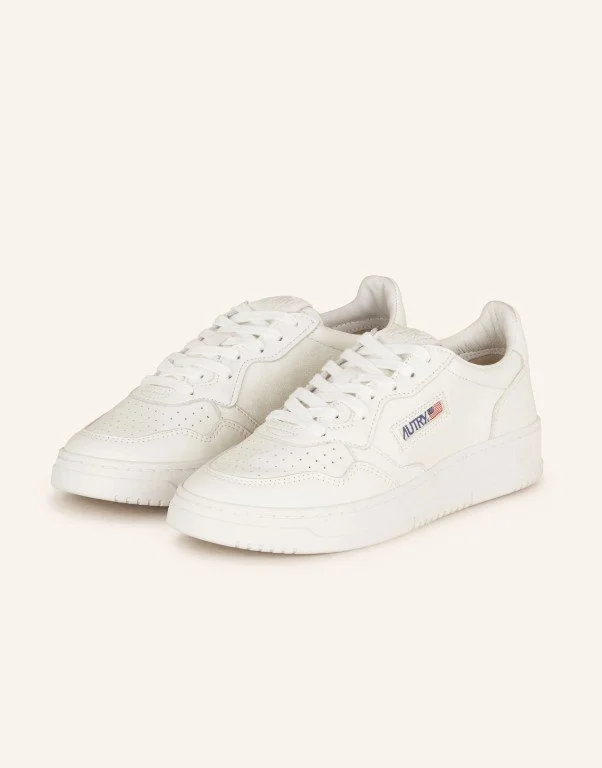 Weiße Autry Medalist Low Sneaker im Vintage-Look, kombiniert als trendige Brautsneaker für einen lässigen und zeitlosen Hochzeits-Style.