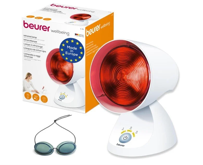 Beurer Rotlichtlampe (Infrarotlampe) mit Schutzbrille und Verpackung, medizinisches Wärmelichtgerät zur Rotlichttherapie bei Muskelverspannungen und Schmerzen, freigestellt auf weißem Hintergrund.