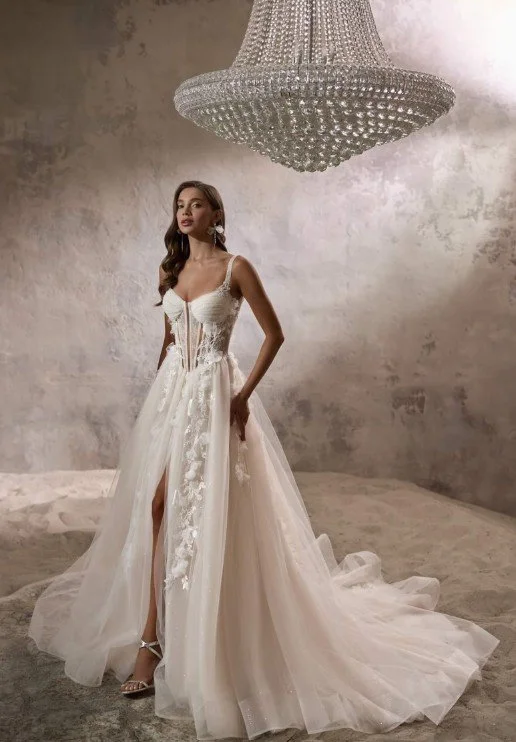 Romantisches Brautkleid mit 3D-Blumen-Applikationen, hohem Beinschlitz, transparenter Korsage und langer Schleppe.