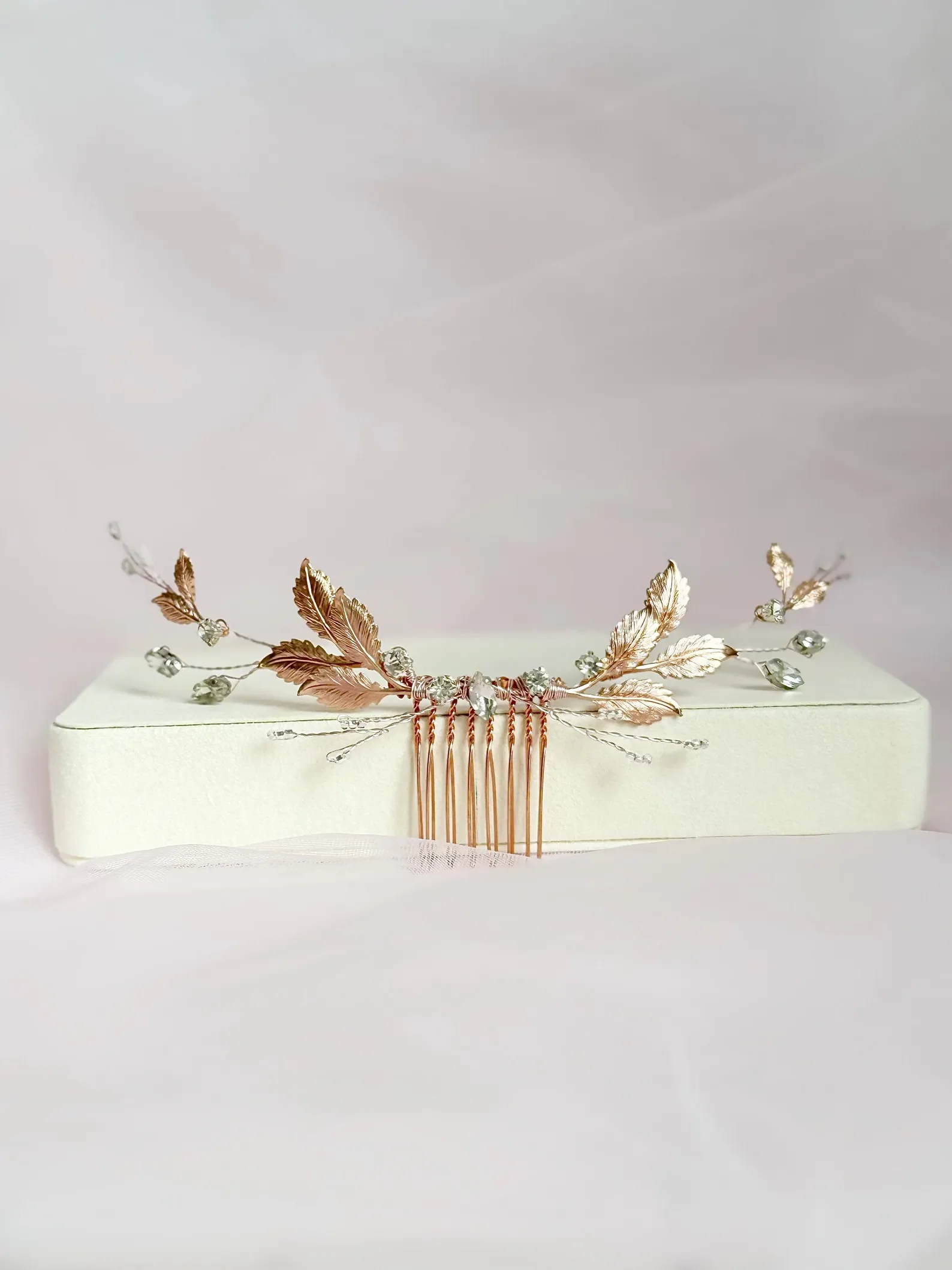 Roségoldener Braut-Haarkamm mit filigranen Blättern und Kristallen als Alternative zum Diadem für die Hochzeit.
