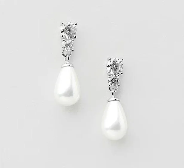 Klassische silberne Brautohrringe mit weißer Tropfenperle und runden Zirkonia-Steinen. Zeitloser Brautschmuck in Silber, perfekt als minimalistische Ohrringe für die Braut.