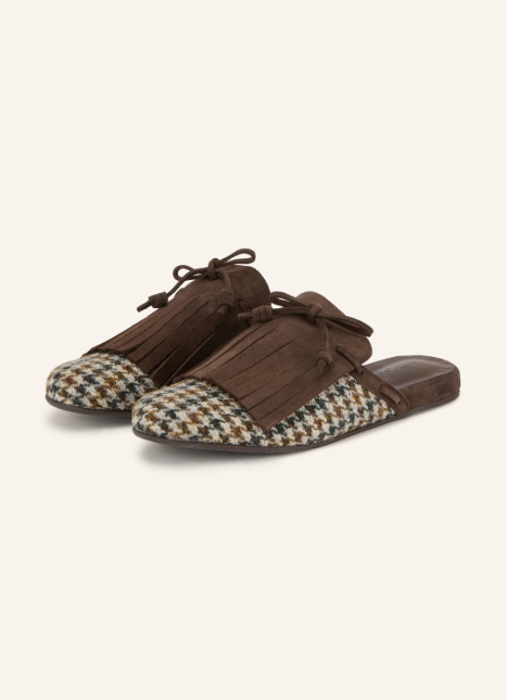 Flache Mules mit gemustertem Textil im Vorderfußbereich (Hahnentritt-Muster) sowie einer braunen Fransen-Lasche aus Veloursleder mit Schleife