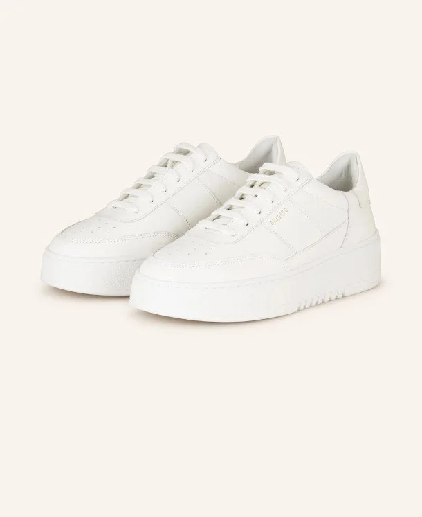Minimalistische weiße Leder-Sneaker von Axel Arigato mit cleaner Plateausohle und weißer Schnürung vor hellem Hintergrund – eine zeitlose und elegante Wahl für bequeme Braut-Outfits.