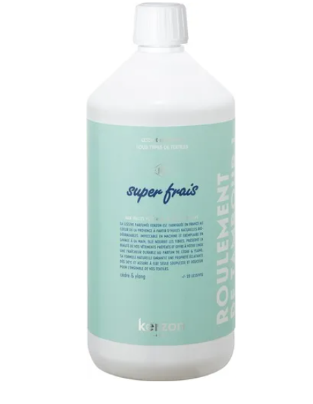 Eine weiße Flasche mit hellgrünem Etikett, die das Waschmittel „super frais“ der Marke kerzon enthält. Der Aufdruck nennt unter anderem die Duftrichtung Zeder und Ylang-Ylang.