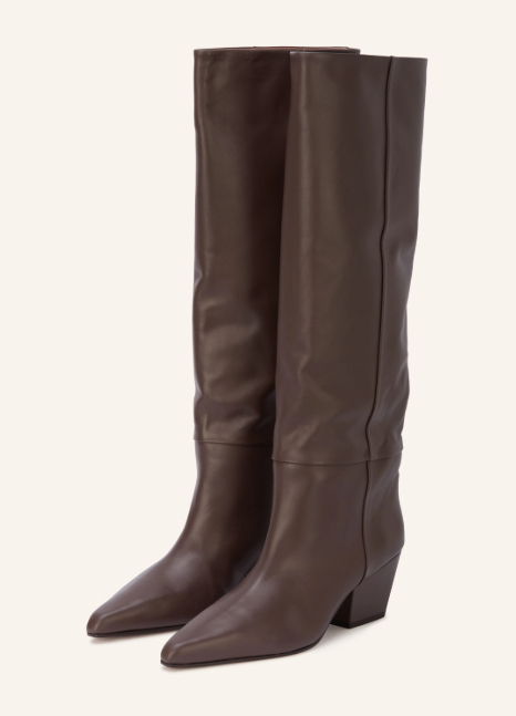 Ein Paar hohe, dunkelbraune Glattlederstiefel mit spitzer Kappe, weitem Schaft und Blockabsatz.