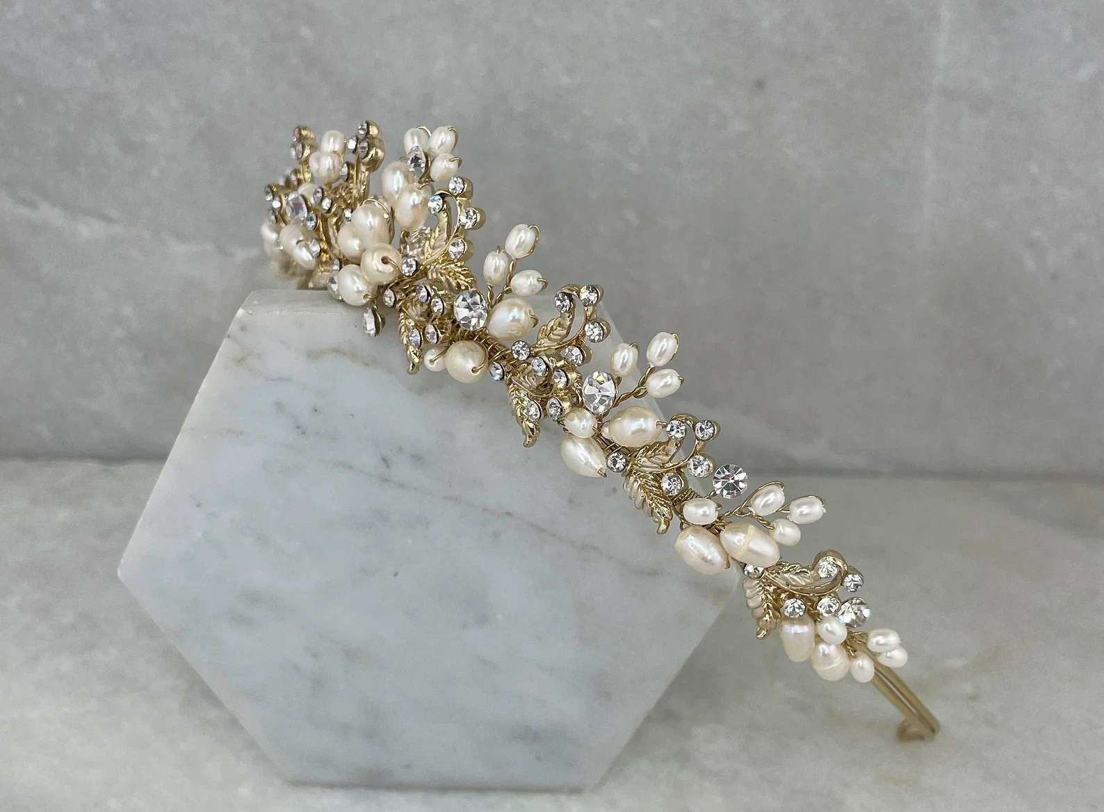 Goldenes Diadem für die Hochzeit, reich verziert mit weißen Perlen und funkelnden Kristallen.