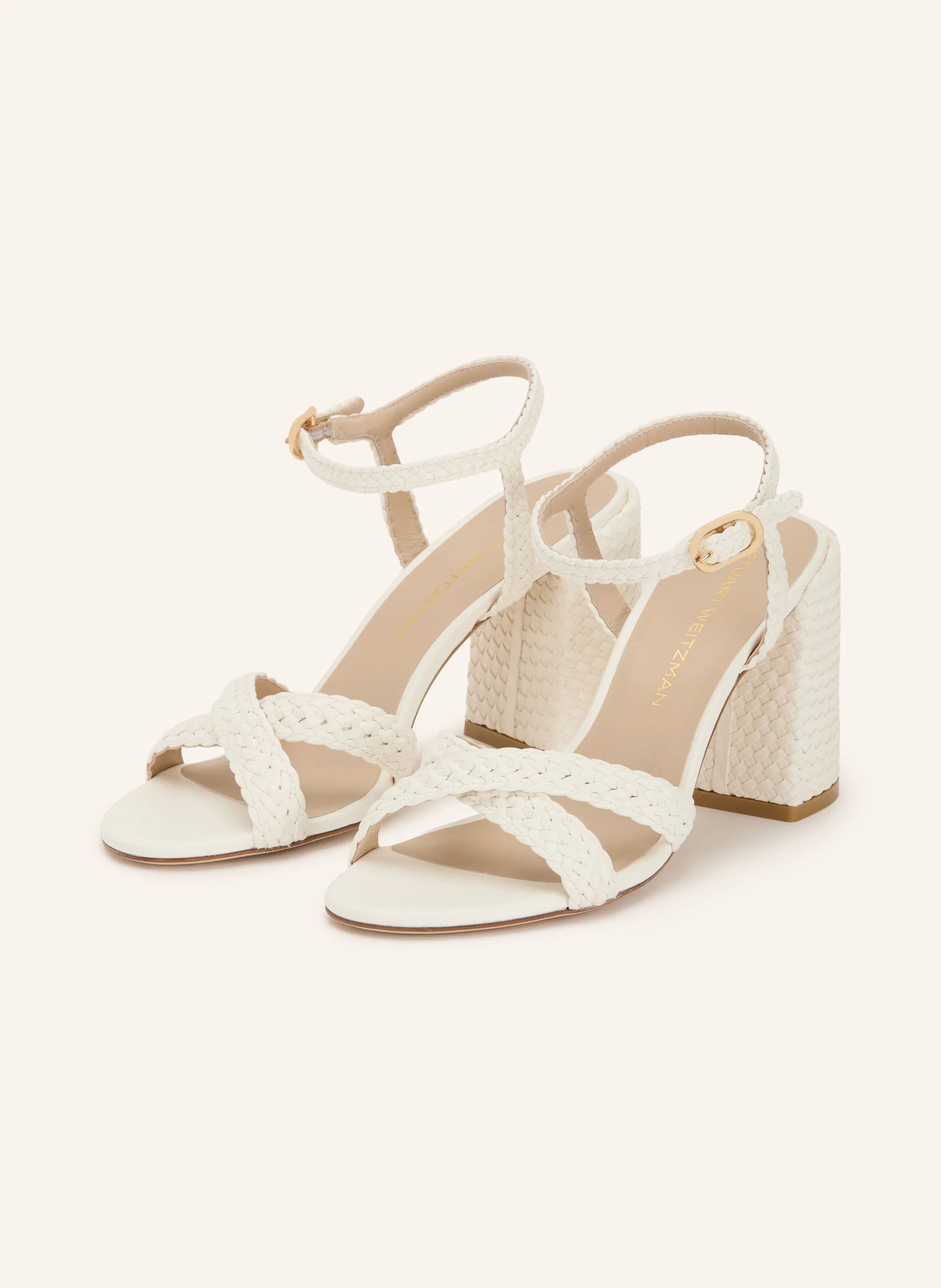 Elegante weiße Brautsandalen von Stuart Weitzman mit geflochtenem Riemchendesign und stabilem Blockabsatz, perfekt für einen stilvollen Hochzeitslook, zu sehen in brautschuhe-16.webp.