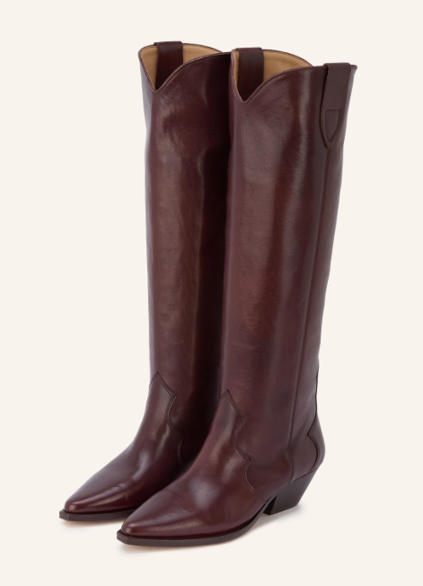 Kniehohe dunkelrote Lederstiefel im Western-Stil mit spitzer Kappe und niedrigem Blockabsatz vor hellem Hintergrund.