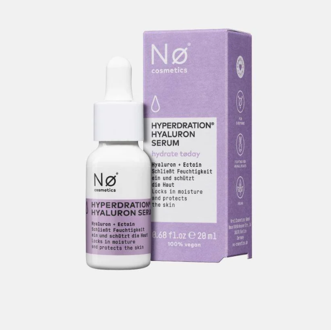 Weiße Pipettenflasche und fliederfarbene Faltschachtel des Nø cosmetics Hyperdration Hyaluron Serums vor hellem Hintergrund.