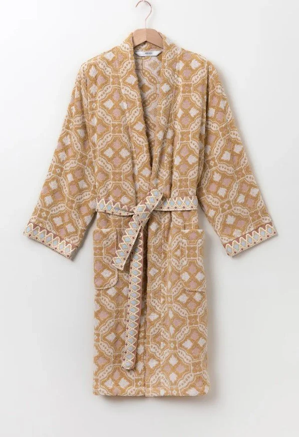 Gemusterter Bademantel in Beige- und Rosatönen mit Bindegürtel, stilvolle Geschenkidee für Frauen, aufgehängt vor weißem Hintergrund.