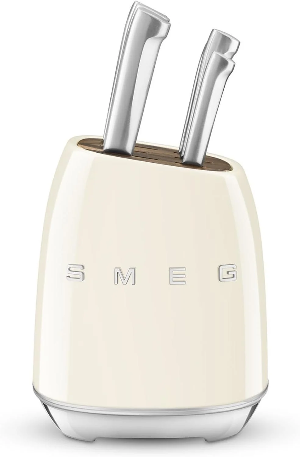 Ein cremeweißer Messerblock von SMEG im Retro-Design. Aus den Holzschlitzen an der Oberseite ragen die silbernen Griffe von vier Messern.
