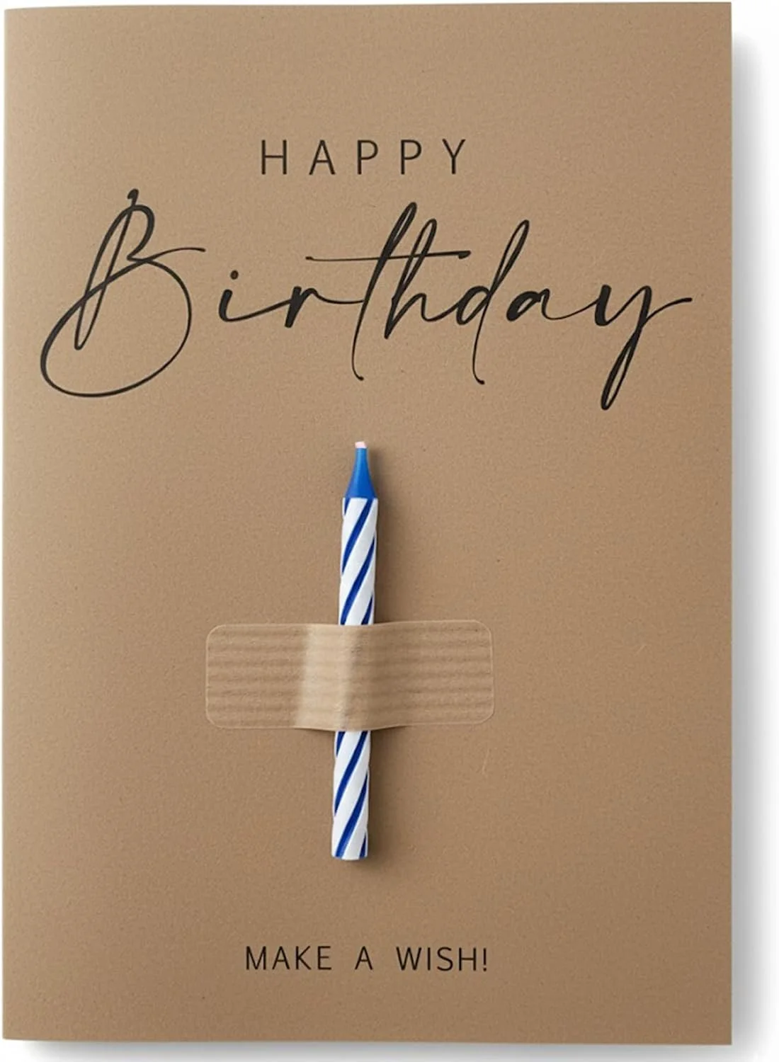 Minimalistische Geburtstagskarte aus braunem Kraftpapier mit Happy Birthday Schriftzug und einer mit Klebestreifen fixierten blau-weißen Kerze.