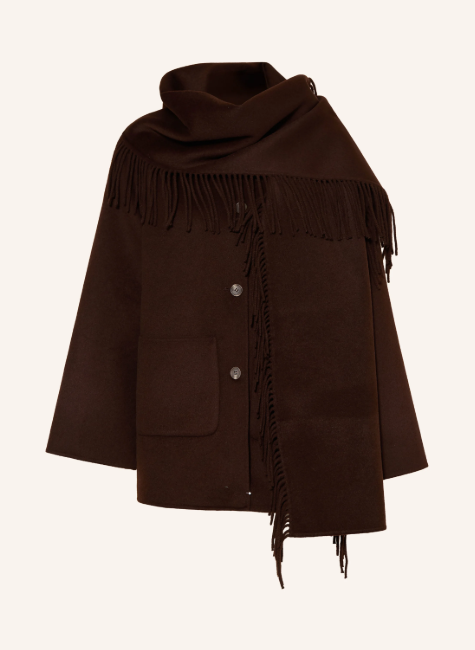 Eine kurze, dunkelbraune Wolljacke im lockeren Boxy-Schnitt mit großen Knöpfen und aufgesetzten Taschen. Das Highlight ist der integrierte, asymmetrisch fallende Schalkragen mit langen, dekorativen Fransen.