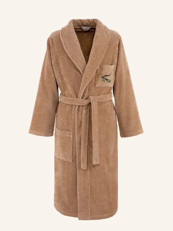Hochwertiger Bademantel in Beige von Lacoste mit Krokodil-Logo – stilvolles und gemütliches Valentinstag Geschenk für Männer, die Entspannung und Luxus lieben.