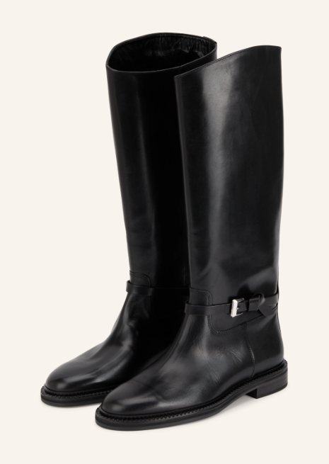 Klassische schwarze Glattlederstiefel mit flachem Absatz und dekorativer Schnalle am Knöchel