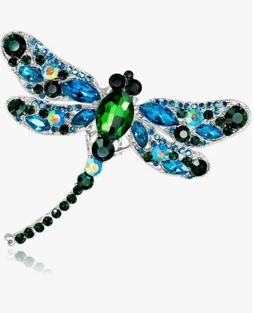 Filigrane Libellen-Brosche in Silber-/Weißgold-Optik, komplett mit geschliffenen Kristallen in Grün- und Blautönen besetzt; Flügel reflektieren Licht in Blau- und Türkistönen. Hochwertiger Broschenschmuck.