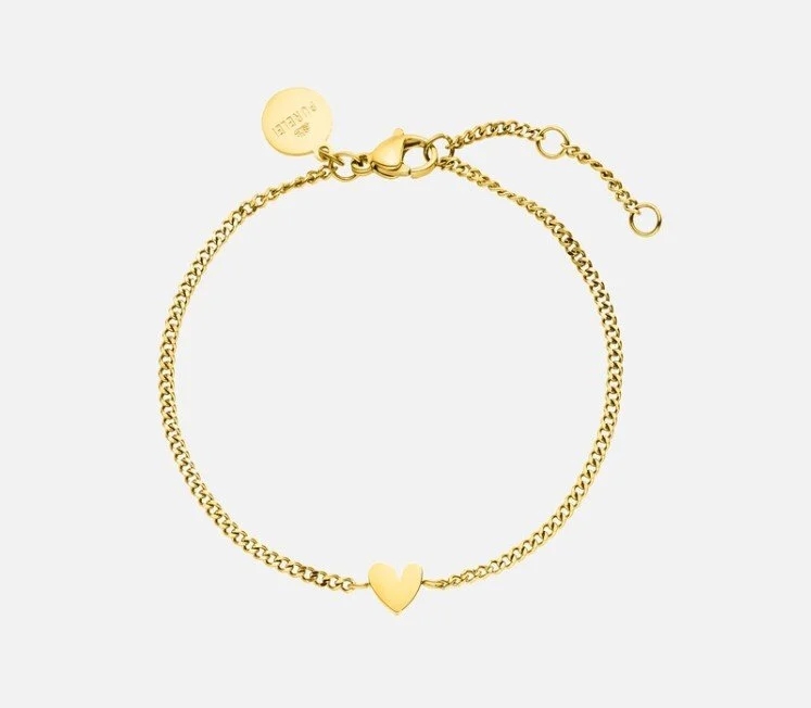 Zartes goldenes Armband mit kleinem Herz-Detail auf hellem Hintergrund