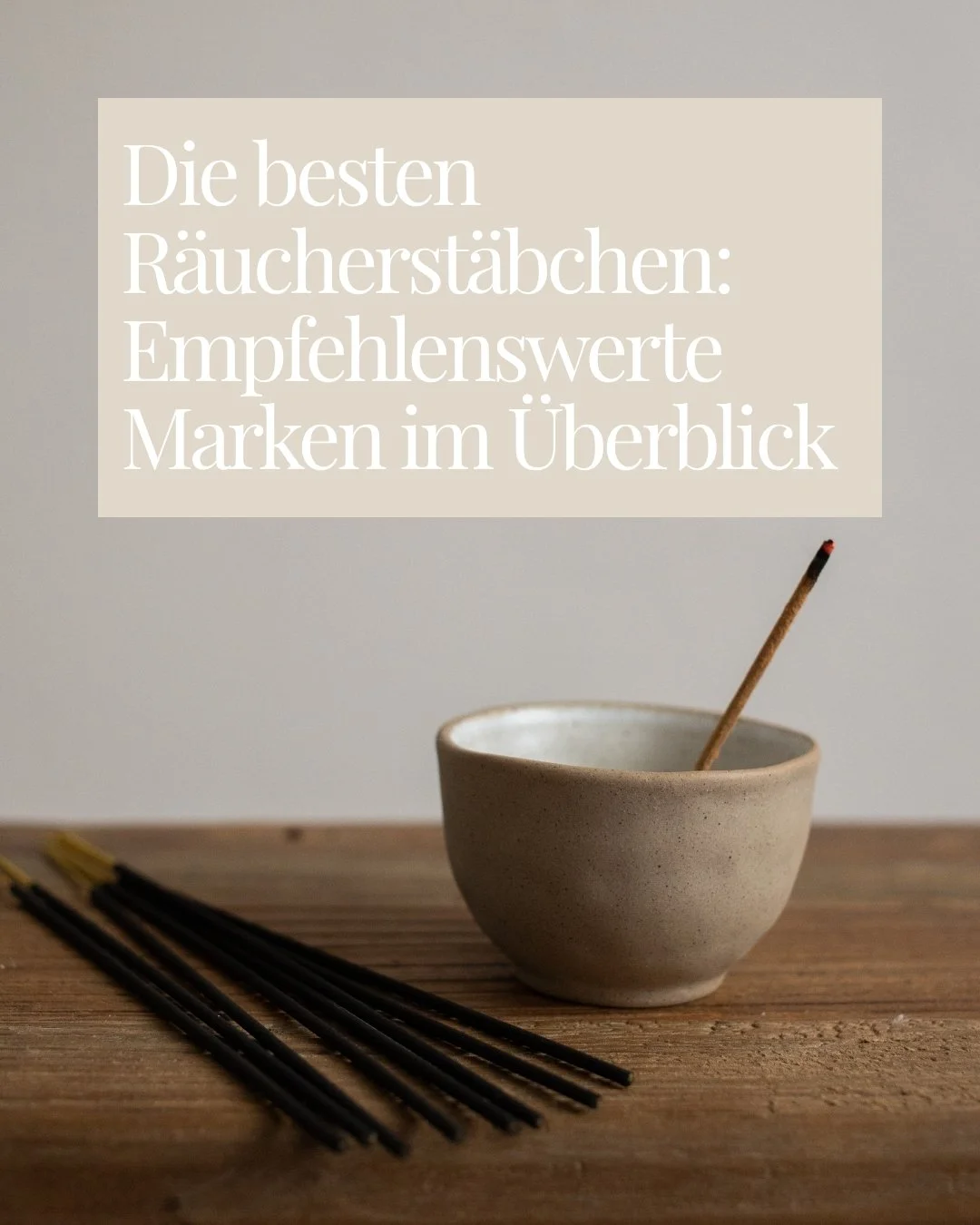 Auf einem Holztisch liegen unangezündete schwarze Räucherstäbchen neben einer Keramikschale mit einem brennenden Stäbchen. Ein beigefarbenes Textfeld darüber trägt die Aufschrift: "Die besten Räucherstäbchen: Empfehlenswerte Marken im Überblick".